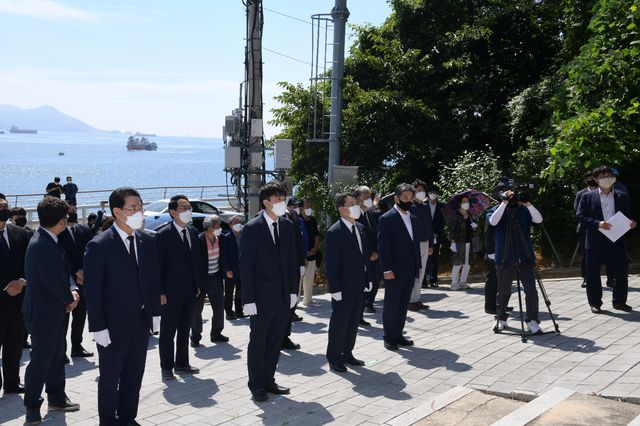 [여수=뉴시스] 김석훈 기자 = 30일 이준석 국민의힘 대표와 지도부, 김영록 전남도지사, 권오봉 여수시장이 전남 여수시 만흥동 만성리검은모래해변 인근에 위치한 여순사건 희생자 위령비를 참배하고 있다.  (사진=여수시청 제공) 2021.07.30. photo@newsis.com *재판매 및 DB 금지