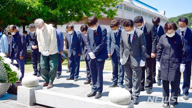 [순천=뉴시스] 류형근 기자 = 이준석 국민의힘 대표와 의원들이 30일 오전 전남 순천시 순천팔마종합운동장에 설치돼 있는 여순항쟁탑 앞에서 참배를 하고 있다.  2021.07.30. hgryu77@newsis.com