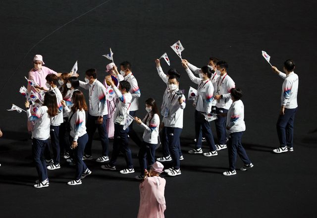 [도쿄(일본)=뉴시스] 이영환 기자 = 8일 오후 일본 도쿄 올림픽스타디움에서 열린 2020 도쿄올림픽 폐회식이 열리고 있다. 대한민국 참가자들이 손을 흔들어 인사하고 있다. 2021.08.08. 20hwan@newsis.com