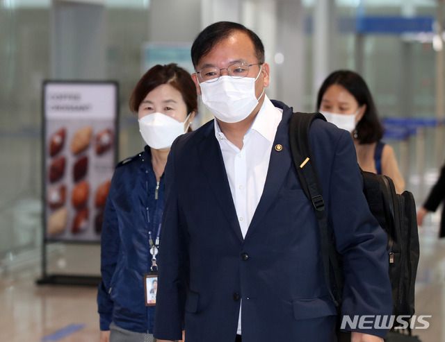 [인천공항=뉴시스] 고범준 기자 = 강도태 보건복지부 2차관이 지난달 13일 오전 인천국제공항 2터미널에서 미국 바이오 기업 모더나사(社)에 조속한 코로나19 백신 공급을 촉구하기 위해 미국으로 출국하고 있다. 2021.09.02. bjko@newsis.com