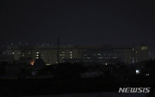 [카불/AP=뉴시스]15일(현지시간) 오후 아프가니스탄 수도 카불에 위치한 미국대사관의 모습. 2021.08.16.