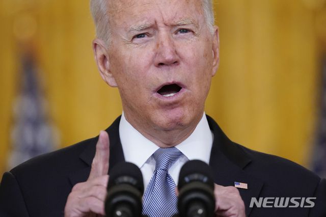 [워싱턴=AP/뉴시스]조 바이든 미국 대통령이 16일(현지시간) 백악관 이스트룸에서 아프가니스탄 상황에 관해 연설하고 있다. 2021.08.17.