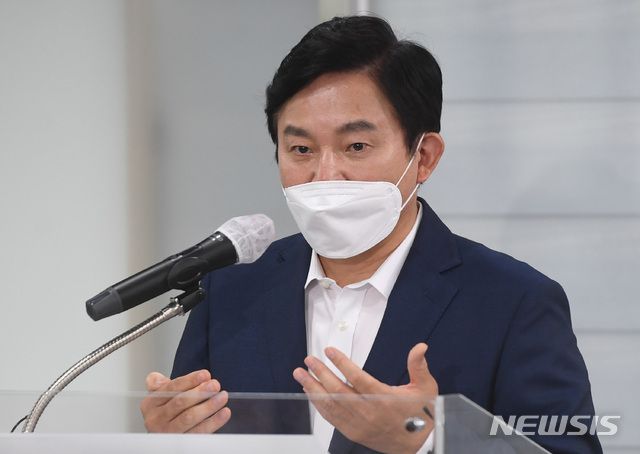 [서울=뉴시스] 국회사진기자단 = 국민의힘 대권주자인 원희룡 전 제주지사가 18일 오전 서울 여의도 국민의힘 중앙당사에서 국민의힘 이준석 대표의 ‘윤석열 전 검찰총장은 금방 정리된다’ 발언에 맞대응하는 긴급 기자회견을 하고 있다. 이날 원 전 지사는 “오늘 오후 6시까지 자신과 통화한 녹음 파일 전체를 공개하라”고 말했다. 2021.08.18. photo@newsis.com