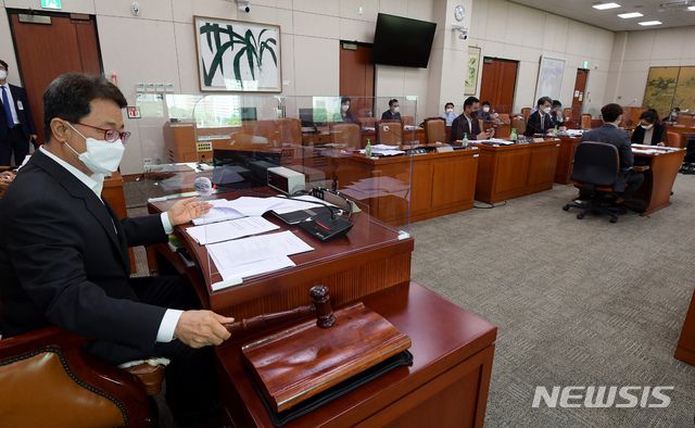 [서울=뉴시스] 최진석 기자 = 이달곤 안건조정위원회 위원장이 18일 오후 서울 여의도 국회에서 열린 언론중재 및 피해구제 등에 관한 법률 일부개정법률안(언론중재법) 심의를 위한 문화체육관광위원회 안건조정위원회를 주재, 의사봉을 두드리고 있다. (공동취재사진) 2021.08.18. photo@newsis.com