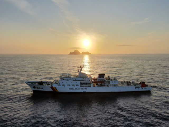 [여수=뉴시스] 독도를 배경으로 항해하는 해경실습함 바다로함. (사진=해경교육원 제공) photo@newsis.com *재판매 및 DB 금지