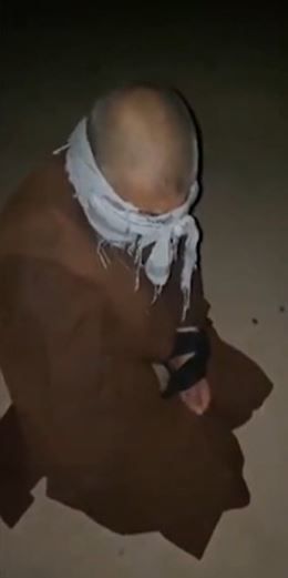 [서울=뉴시스] 하지 물라 아차크자이 아프간 바드기스주 경찰청장으로 추정되는 남성의 처형 장면. (사진=트위터 영상 갈무리) 2021.08.22. *재판매 및 DB 금지