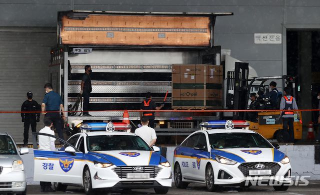 [인천공항=뉴시스] 이영환 기자 = 23일 오후 인천국제공항 화물터미널에서 백신 수송 관계자들이 코로나19 모더나 백신을 수송 차량에 싣고 있다.  2021.08.23. 20hwan@newsis.com