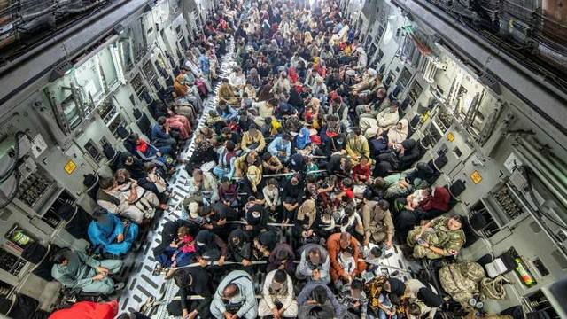 영국군 수송기에 많은 사람들이 탑승해 아프간 탈출을 기다리고 있다   *재판매 및 DB 금지