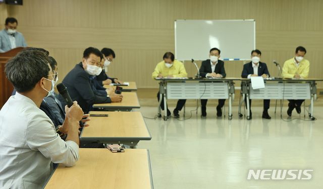 [진천=뉴시스] 강신욱 기자 = 충북혁신도시 거주 한 주민이 25일 덕산혁신도시출장소에서 열린 아프가니스탄 한국정부 조력자와 가족들 입소와 관련한 주민설명회에서 정부 측에 질문하고 있다. 2021.08.25. ksw64@newsis.com