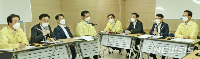 [진천=뉴시스] 강신욱 기자 = 윤창렬(왼쪽 사진)  국무조정실 국무1차장과 강성국(오른쪽 사진) 법무부 차관이 25일 충북혁신도시 내 덕산혁신도시출장소 대회의실에서 송기섭 진천군수와 조병옥 음성군수가 함께한 자리에서 열린 아프가니스탄 한국정부 조력자와 가족들 입소와 관련한 주민설명회에서 주민들의 협조에 고마움을 전하고 있다. 2021.08.25. ksw64@newsis.com