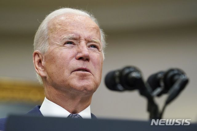 [워싱턴=AP/뉴시스]조 바이든 미국 대통령이 24일(현지시간) 백악관 루스벨트룸에서 아프가니스탄 사태와 관련해 기자회견을 하고 있다. 2021.08.25.