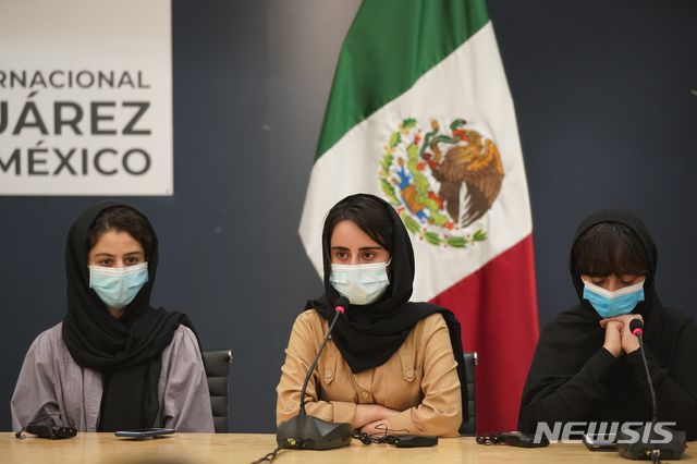 [멕시코시티=AP/뉴시스] 탈레반이 아프가니스탄을 장악한 이후 고국을 탈출한 아프간 소녀 로봇팀의 팀원 5명이 24일(현지시간) 멕시코에 안전하게 도착했다. 소녀들이 멕시코시티공항에서 열린 기자회견에 참석한 모습. 2021.08.26