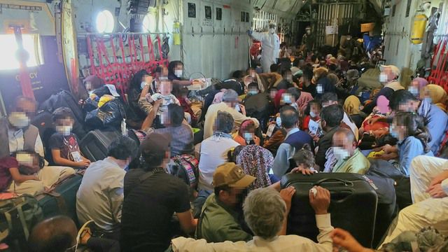 [서울=뉴시스]지난 25일(현지 시간) 아프가니스탄 현지 조력자 가족이 카불 공항에서 공군 C-130J 수송기에 탑승해 있다. (사진=공군 제공) 2021.08.26. photo@newsis.com *재판매 및 DB 금지