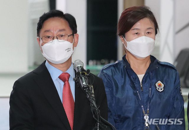 [인천공항=뉴시스] 권창회 기자 = 박범계 법무부 장관이 지난 26일 오후 인천국제공항 제1여객터미널 밀레니엄홀에서 아프가니스탄 특별입국자 관련 브리핑을 하고 있다. 2021.08.26. kch0523@newsis.com