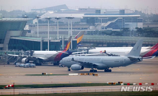 [인천공항=뉴시스] 이영환 기자 = 아프간 현지인 조력자 및 가족들이 탑승한 공군 다목적 공중급유수송기 KC-330이 26일 오후 인천국제공항 제1여객터미널에 도착하고 있다. 2021.08.26. 20hwan@newsis.com