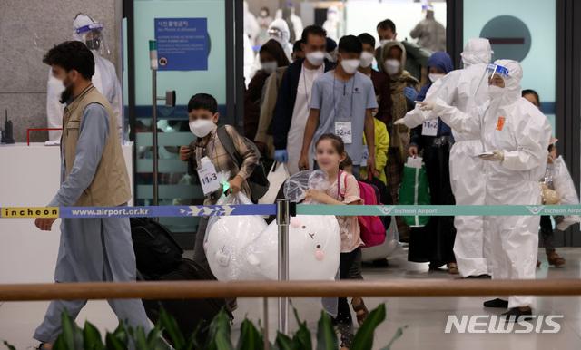 [인천공항=뉴시스] 이영환 기자 = 아프간 현지인 조력자 및 가족들이 지난 26일 오후 공군 다목적 공중급유수송기 KC-330을 이용해 인천국제공항 제1여객터미널에 도착한 후 버스에 탑승하기 위해 이동하고 있다. 2021.08.27. 20hwan@newsis.com