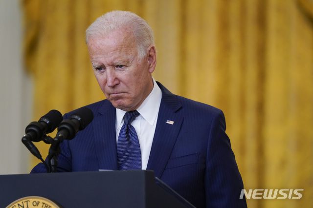 [워싱턴DC=AP/뉴시스] 조 바이든 미국 대통령이 26일(현지시간) 백악관 이스트룸에서 아프가니스탄 카불 공항 인근 폭탄 테러에 관한 연설 중 잠시 발언을 멈추고 있다. 바이든 대통령은 "절대 용서하지 않고 잊지 않겠다"라며 "끝까지 추적해 대가를 치르게 할 것"이라고 말했다. 2021.08.27.