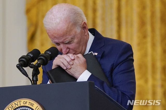 [워싱턴DC=AP/뉴시스] 조 바이든 미국 대통령이 26일(현지시간) 백악관 이스트룸에서 최소 12명의 미군이 숨진 아프가니스탄 카불 공항 인근 폭탄 테러에 관한 연설 중 잠시 발언을 멈추고 있다. 바이든 대통령은 "절대 용서하지 않고 잊지 않겠다"라며 "끝까지 추적해 대가를 치르게 할 것"이라고 말했다. 앞서 카불 공항 인근에서 두 차례 폭탄 테러가 발생해 미군 12명이 숨지고 15명이 다쳤으며 이슬람국가(IS)는 이를 자신들의 소행이라 주장하고 있다. 2021.08.27.