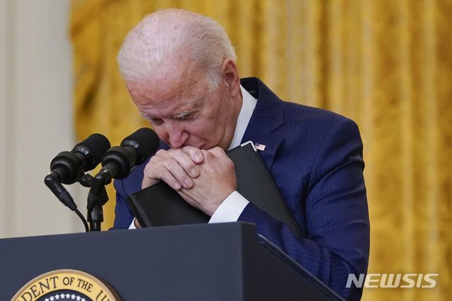 [워싱턴=AP/뉴시스] 아프가니스탄 철군 문제를 두고 민주당 의원들이 조 바이든 미국 대통령과 거리를 두고 있다고 29일(현지시간) 액시오스가 보도했다. 사진은 조 바이든 미국 대통령이 백악관에서 열린 카불 공항 폭탄 테러 관련 연설 중 발언을 잠시 멈추고 있는 모습. 2021.08.27.