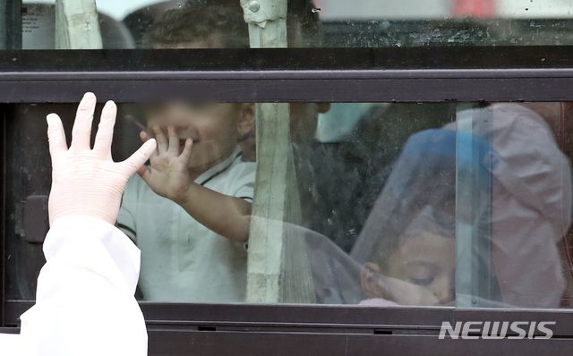 [김포=뉴시스] 조성우 기자 =지난 27일 아프가니스탄 현지인 조력자 가족 아이가 경기 한 임시 숙소에서 나와 충북 진천의 공무원인재개발원으로 이동하는 버스에 타 손을 흔들고 있다. 2021.08.27. xconfind@newsis.com