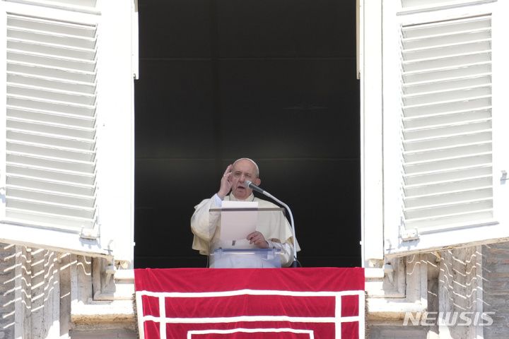 [바티칸시티=AP/뉴시스] 프란치스코 교황이 29일(현지시간) 바티칸의 성 베드로 광장이 내려다 보이는 건물에서 삼종기도를 집전하고 있다. 교황은 아프가니스탄 정세에 대한 우려를 표명하면서 신도들에게 아프간을 위한 기도와 금식을 요청했다. 2021.08.30