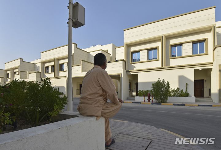 [도하(카타르)=AP/뉴시스]지난 21일 아프간에서 대피한 한 남성이 카타르 도하의 한 임시 주택 앞에 앉아있다. 2021.08.31.photo@newsis.com