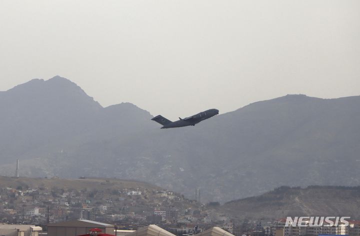 [카불(아프가니스탄)=AP/뉴시스]아프가니스탄 대피 인력을 실은 미군 항공기가 30일(현지시간) 수도 카불 하미드 카르자이 국제공항에서 이륙하고 있다. 미국은 이날 철군을 완료, 20년 간의 미국의 가장 긴 전쟁을 끝냈다. 2021.08.31.