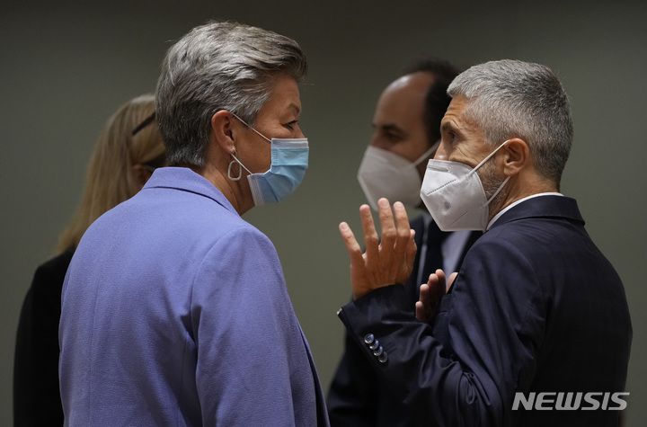 [브뤼셀/AP=뉴시스] 31일 유럽연합(EU) 회원국 내무부 장관들이 벨기에 브뤼셀에서 열린 회의에서 이야기하고 있다. 2021.09.01.