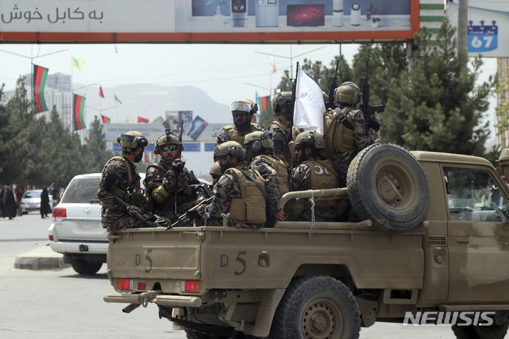 [카불(아프가니스탄)=AP/뉴시스] 지난달 31일(현지시간) 탈레반 조직원들이 미군이 철수를 완료한 아프가니스탄 카불 공항에 도착하는 모습. 2021.09.02.