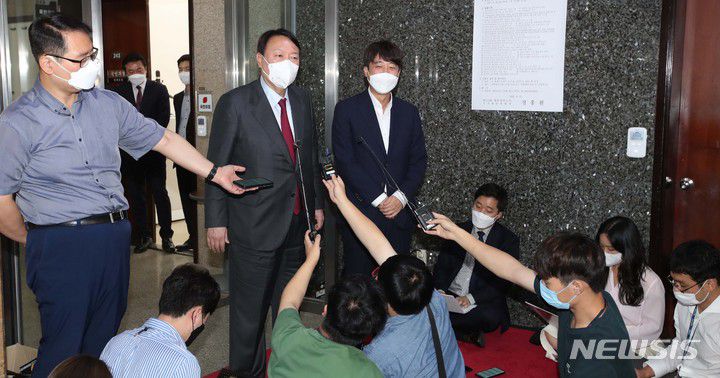 [서울=뉴시스] 최진석 기자 = 이준석 국민의힘 대표와 국민의힘 대선 예비후보인 윤석열 전 검찰총장이 6일 서울 여의도 국회 당대표실에서 비공개 회동을 마친 뒤 나와 기자들의 질문에 답변하고 있다.  (공동취재사진) 2021.09.06. photo@newsis.com