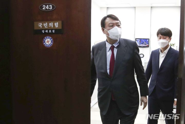 [서울=뉴시스] 최진석 기자 = 이준석(오른쪽) 국민의힘 대표와 국민의힘 대선 예비후보인 윤석열 전 검찰총장이 6일 서울 여의도 국회 당대표실에서 비공개 회동을 마친 뒤 함께 이동하고 있다.  (공동취재사진) 2021.09.06. photo@newsis.com