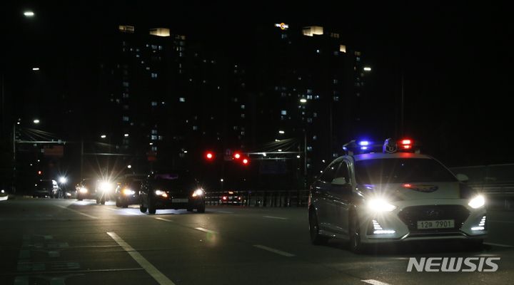 [충주=뉴시스] 이병찬 기자 = 사회적 거리두기 4단계를 시행했던 충북 충주시의 자영업자들이 8일 충주종합운동장에서 충주 도심 차량 시위에 나서고 있다. 이날 시위에는 자영업자들의 차량 30여대가 참가했다. 2021.09.08. bclee@newsis.com