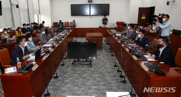 [서울=뉴시스] 최진석 기자 = 지난 9일 국회 제5회의장에서 언론중재 및 피해구제 등에 관한 법률(언론중재법)’ 개정안 여야 협의체 회의가 열리고 잇다. (공동취재사진) 2021.09.09. photo@newsis.com