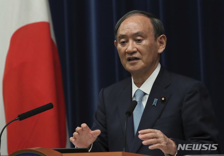 [도쿄(일본)=AP/뉴시스]일본 집권 자민당 소속 스가 요시히데(菅義偉·77) 전 총리가 내달 치러질 것으로 전망되는 차기 중의원(하원) 선거에 출마하지 않고 은퇴할 의향을 굳혔다고 산케이신문이 16일 보도했다. 사진은 2021년 9월 9일 일본 도쿄의 총리 관저에서 당시 총리였던 스가가 기자회견을 가지고 발언하고 있는 모습. 2026.01.16.