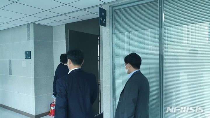 [서울=뉴시스]정윤아 기자 = 고위공직자범죄수사처(공수처)가 윤석열 전 검찰총장 재직시절 불거진 '고발사주 의혹'에 관한 수사를 위해 지난달 10일 오전 서울 영등포구 국회의원회관에 있는 김웅 국민의힘 의원실을 압수수색하고 있다. 2021.09.10. yoona@newsis.com