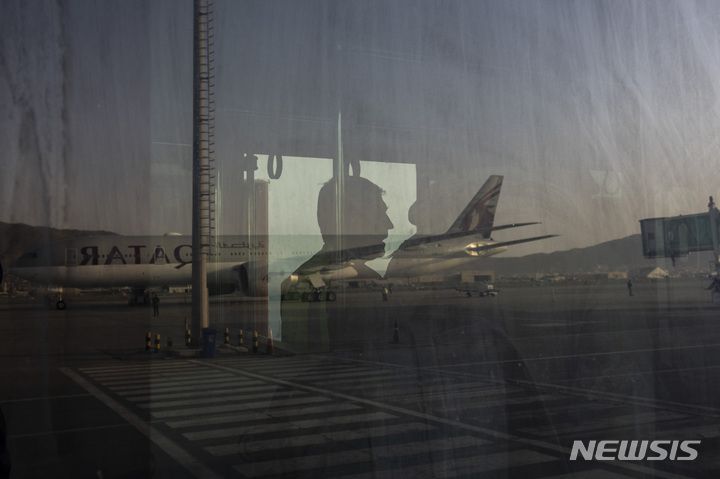 [카불=AP/뉴시스] 9일(현지시간) 아프가니스탄 카불 공항에서 카타르 항공기가 버스 유리창에 반영되고 있다. 2021.09.10.