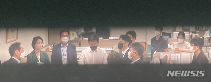 [서울=뉴시스] 전신 기자 = 국민의힘 의원들이 10일 '고발 사주' 의혹과 관련해 공수처 수사관들의 압수수색이 진행중인 서울 여의도 국회 김웅 의원실을 찾아가 항의하고 있다. (공동취재사진) 2021.09.10. photo@newsis.com