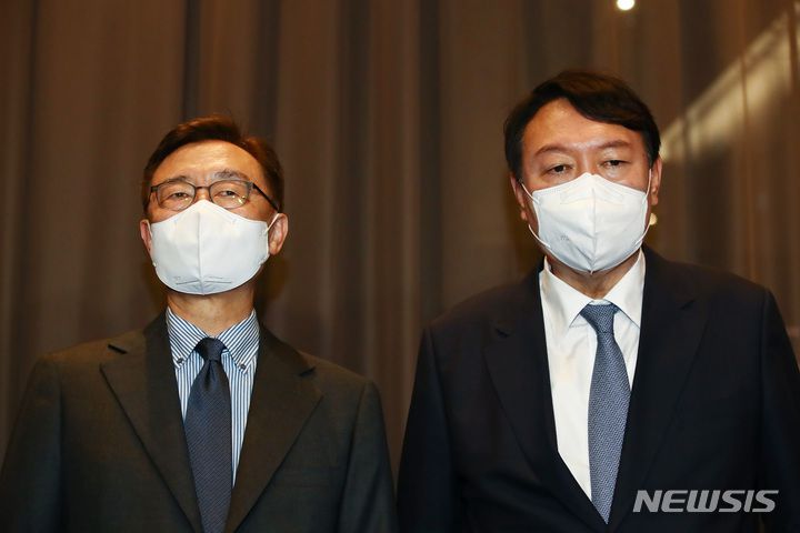 [서울=뉴시스] 국회사진기자단 = 국민의힘 윤석열과 최재형 대선 경선 예비후보가 12일 서울 여의도 글래드 호텔에서 정권의 정치공작과 국정원의 대선 개입 의혹 문제에 대처하기 위한 회동을 마친 뒤 회동 결과를 밝히고 있다. 2021.09.12. photo@newsis.com