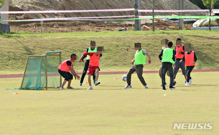 [진천=뉴시스] 강신욱 기자 = 아프가니스탄 특별기여자와 가족들이 13일 충북혁신도시 국가공무원인재개발원 진천본원 운동장에서 야외활동을 하고 있다. 2021.09.13. ksw64@newsis.com