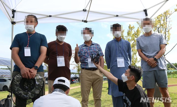 [진천=뉴시스] 강신욱 기자 = 아프가니스탄 특별기여자들이 13일 충북혁신도시 국가공무원인재개발원 진천본원에서 열린 프레스데이에서 기자들의 질문에 답변하고 있다. 2021.09.13. ksw64@newsis.com