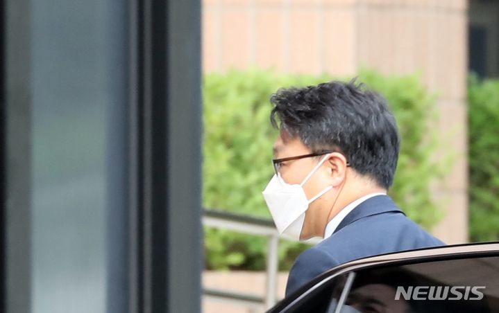 [과천=뉴시스] 배훈식 기자 = 김진욱 고위공직자범죄수사처장이 13일 오전 경기 과천시 정부과천청사 공수처 사무실로 출근하고 있다. (공동취재사진) 2021.09.13. photo@newsis.com