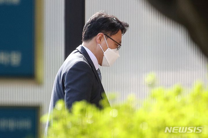 [과천=뉴시스] 김병문 기자 = 김진욱 고위공직자범죄수사처(공수처) 처장이 지난 14일 오전 경기 정부과천청사 공수처로 출근하고 있다. 2021.09.14. dadazon@newsis.com