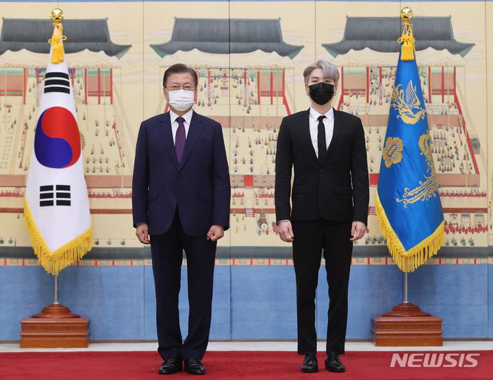 [서울=뉴시스] 전진환 기자 = 문재인 대통령이 14일 청와대에서 열린 미래세대와 문화를 위한 대통령 특별사절 임명장 수여식에서 그룹 BTS 멤버 슈가에게 임명장을 수여하고 기념사진을 촬영하고 있다. 2021.09.14. amin2@newsis.com