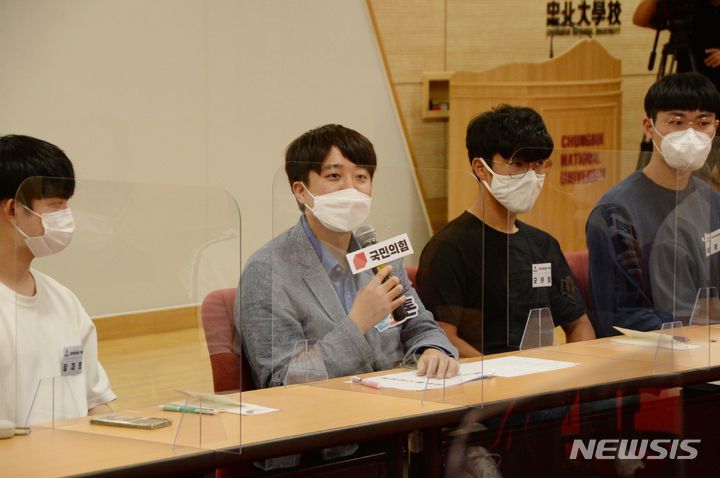 [청주=뉴시스] 조성현 기자 = 15일 오후 충북 청주시 서원구 개신동 충북대학교 개신문화관에서 열린 국민의힘 대학생위원 간담회에 참석한 이준석 당 대표가 대학생 위원의 질문에 답변을 하고 있다. 2021.09.15. jsh0128@newsis.com