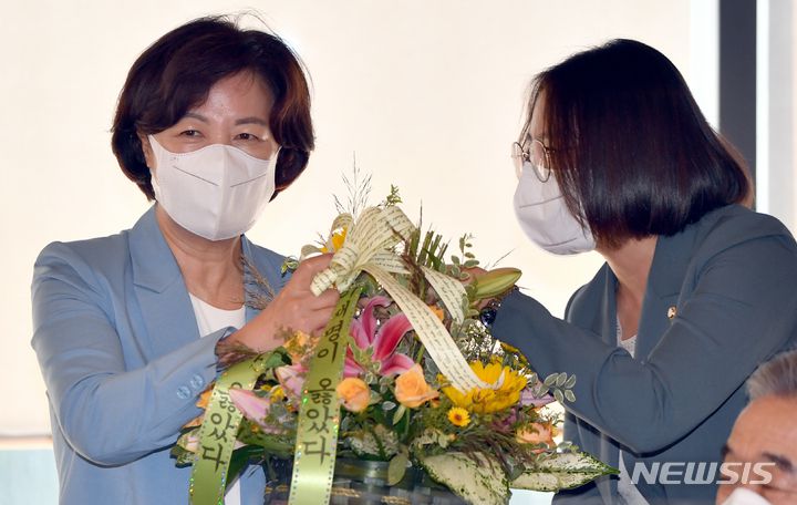 [광주=뉴시스] 류형근 기자 = 더불어민주당 대선 주자인 추미애 전 법무부 장관이 15일 오후 광주 광산구 민주당 광산을 사무실에서 지역위원회 간담회를 하기 앞서 꽃다발을 받고 있다.  2021.09.15. hgryu77@newsis.com