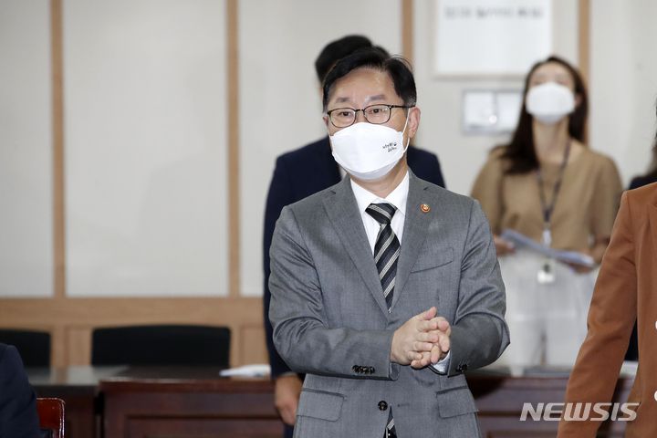 [과천=뉴시스] 배훈식 기자 = 박범계 법무부 장관이 지난 15일 오후 경기 과천시 정부과천청사 법무부에서 'N번방 텔레그램 성착취 사건 그후 1년'을 주제로 열린 디지털 성범죄 사례 발표 화상 세미나에 참석하고 있다. (공동취재사진) 2021.09.15. photo@newsis.com