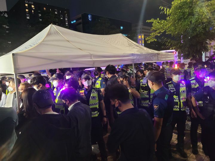 [서울=뉴시스]정유선 기자= 16일 서울 영등포구 국회의사당역 앞에서 자영업자 비대위 측과 경찰이 분향소 설치를 둘러싸고 대치하고 있다. 2021. 9. 16.  *재판매 및 DB 금지