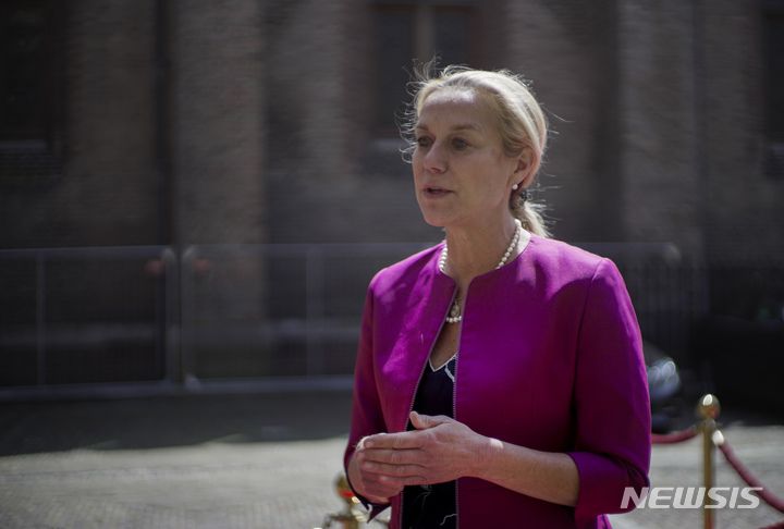 [AP/뉴시스]시흐리트 카흐 네델란드 외무장관이 지난 5월28일 헤이그에서 기자회견 할 때의 모습. 그는 아프간에서 탈레반 점령후 대사관 철수를 원활히 하지 못했다며 9월16일(현지시간) 국회에서 불신임안이 가결되자 자진해서 사퇴했다.