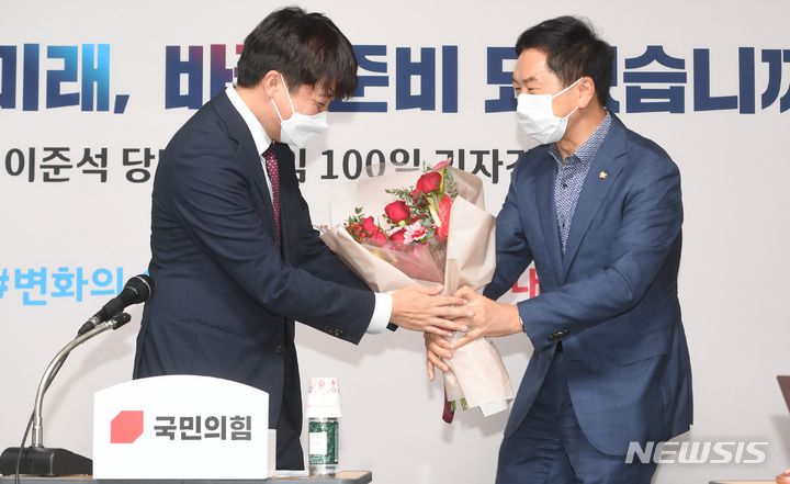 [서울=뉴시스] 국회사진기자단 = 이준석 국민의힘 대표가 17일 서울 여의도 국민의힘 중앙당사에서 열린 취임 100일 기자간담회에서 김기현 원내대표에게 축하를 받고 있다. 2021.09.17. photo@newsis.com