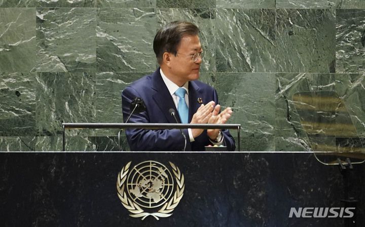 [뉴욕=뉴시스] 김진아 기자 = 문재인 대통령이 20일(현지시간) 미국 뉴욕 유엔본부 총회장에서 열린 제2차 SDG Moment(지속가능발전목표 고위급회의) 개회식에서 그룹 BTS를 소개하고 있다. 2021.09.20. bluesoda@newsis.com